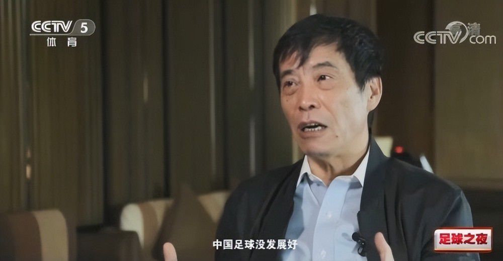 方佳欣赶忙从自己爱马仕的手提袋里掏出一个档案袋来，递到了刘家辉的手上。